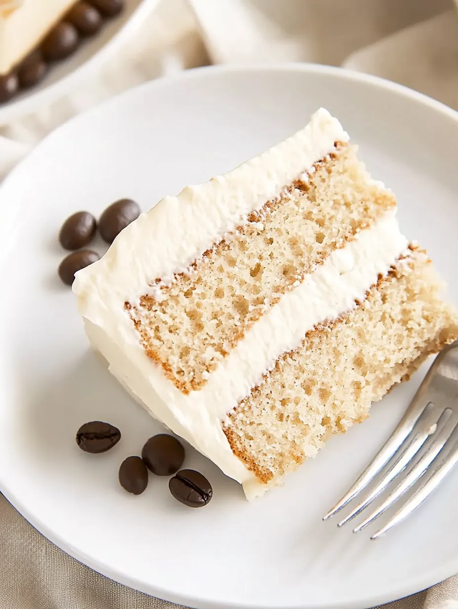 Eine Schokoladenseite von einem Kuchen mit einer Schokoladenspitze.