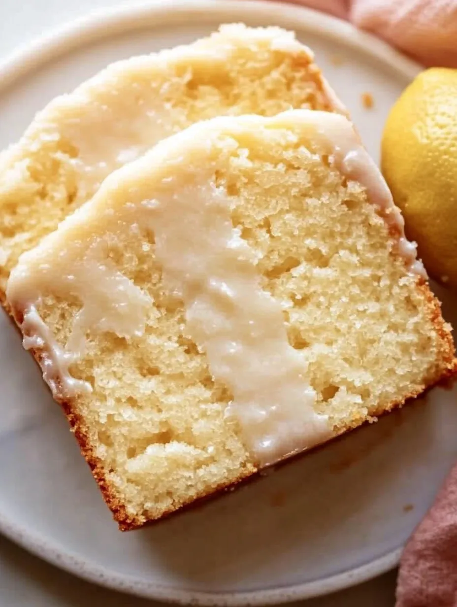 Ein Stück Kuchen mit einer Schicht von Zucker auf einer Platte.