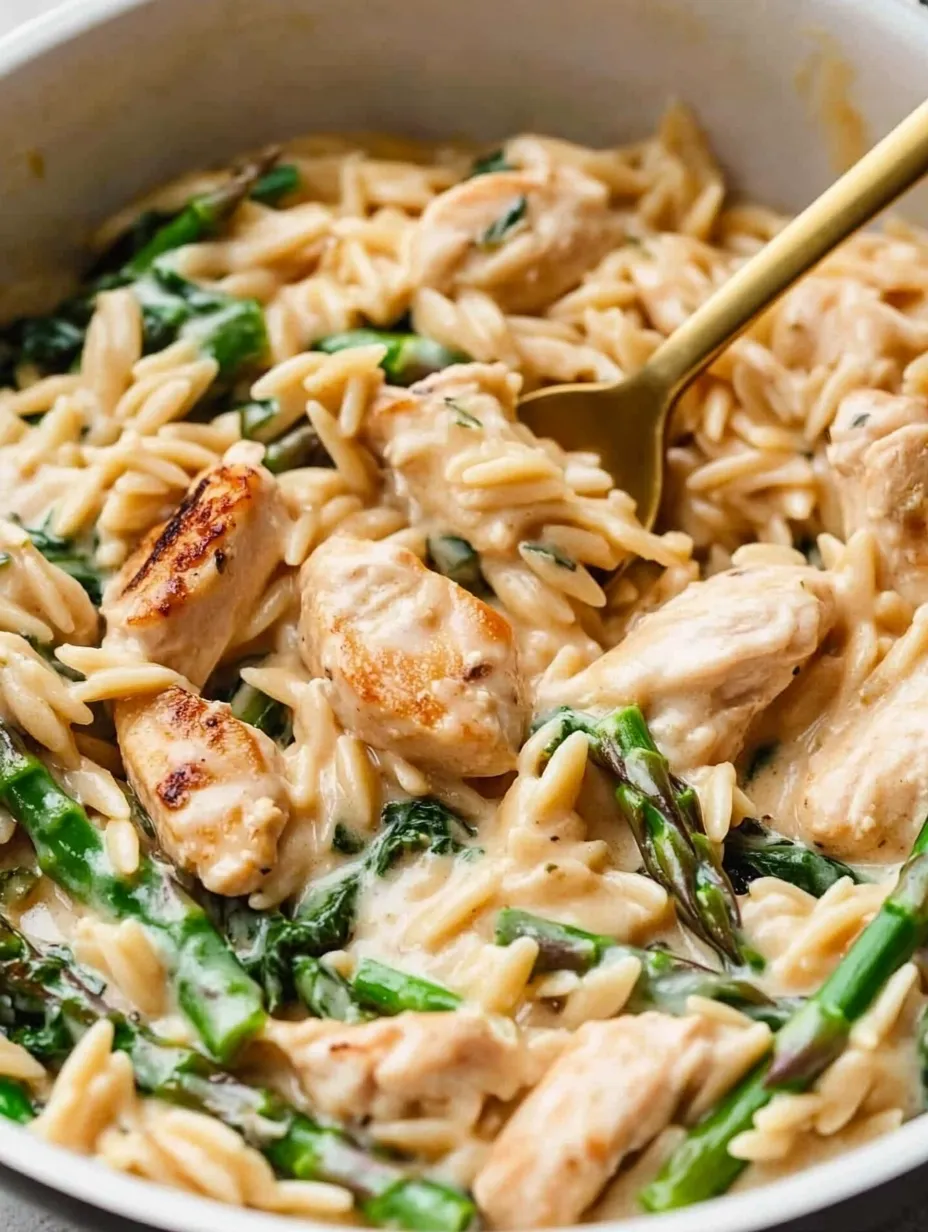 Ein Bild von einer Rigatoni-Pasta-Gerichte mit Chicken, Asparagus und Spinat.