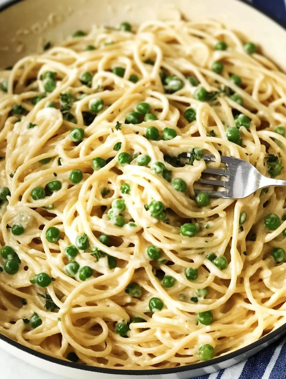 Eine Schüssel mit Pasta, die mit Zitronen und Hähnchen garniert ist.