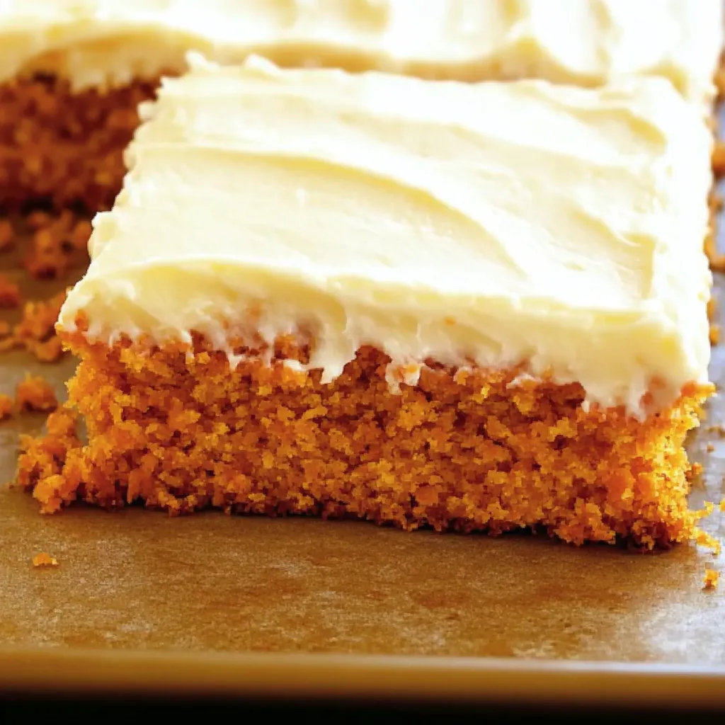 Ein Stück Carrot Cake Sheet Cake auf einem Teller.