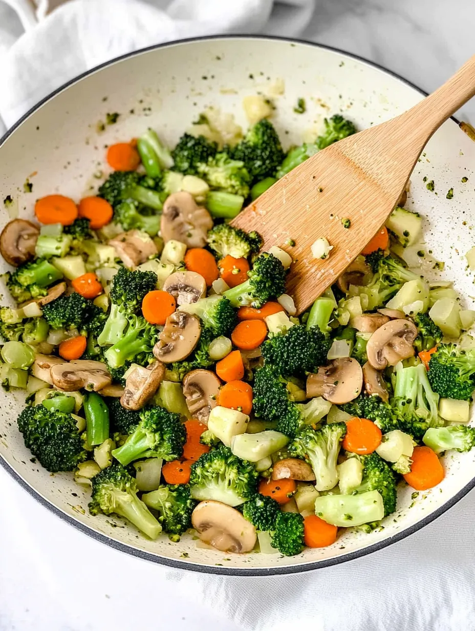 Ein Topf mit einer cremigen Veggie Pasta, die aus einer Mischung aus Kartoffeln, Broccoli, Mushrooms und Karotten besteht.