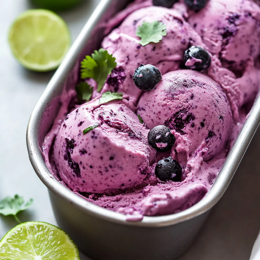 Ein Becher mit Purpur-Chocoladen-Yogurt-Cookies, die mit Blaubeeren und einer Zwiebel garniert sind.