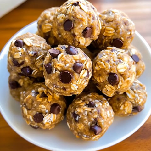 Ein weißer Teller mit 12 Energy Balls darauf.