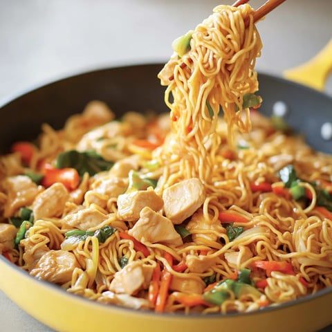 Ein Topf mit Thai-Nudeln und Erdnuss-Hähnchen.