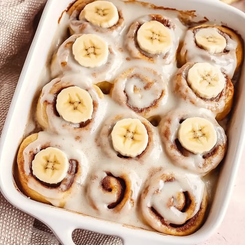 Ein weißer Teller mit Bananen und Bananenbrot.