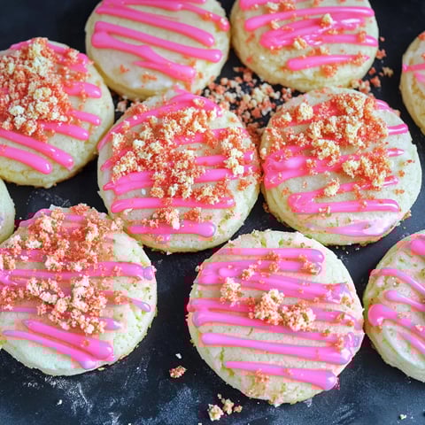 Eine Schicht aus Pink-Farbigen Zutaten, die auf einem Dessert-Backwerk aufgebracht werden, das mit Pink-Farbigen Zutaten geschmolzen wird.